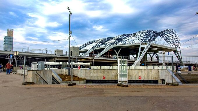 Konstrukce honosného vlakového nádraží v lotyšském hlavním městě Rize. Stav v březnu 2025.