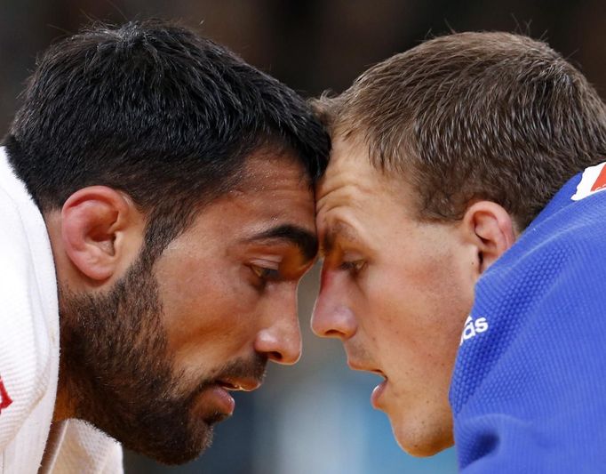 Judisté Ilias Iliadis (Řecko, vlevo) a Karolis Bauza (Litva) při zápase ve váhové kategorii do 90kg.