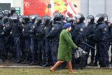 Proti stovkám demonstrantů vystupujících proti politice prezidenta Alexandra Lukašenka zasáhli policisté.