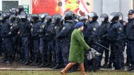 Proti stovkám demonstrantů vystupujících proti politice prezidenta Alexandra Lukašenka zasáhli policisté.