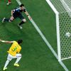 MS 2014, Brazílie-Kolumbie: Thiago Silva (3) dává gól Davidu Ospinovi