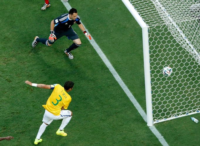 MS 2014, Brazílie-Kolumbie: Thiago Silva (3) dává gól Davidu Ospinovi