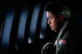 Vyšetřovatelé jsou přesvědčeni, že od poslední známé radarové pozice nad Jihočínským mořem letěl Boeing 777 ještě dalších sedm hodin, podle všeho západním směrem. Podle šéfa malajsijského Úřadu pro civilní letectví je možné, že se letadlo nacházelo na zemi v době, kdy z něj byly vyslány poslední zachycené satelitní signály.