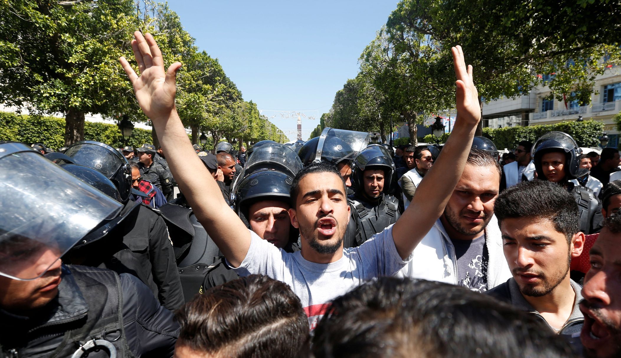 Studentské protivládní protesty v Tunisu ze 14. dubna.