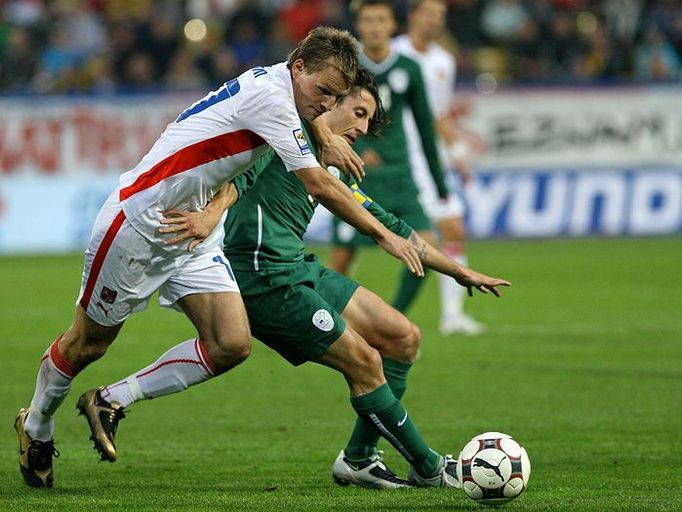 Jan Rajnoch (17) v urputném souboji o míč.