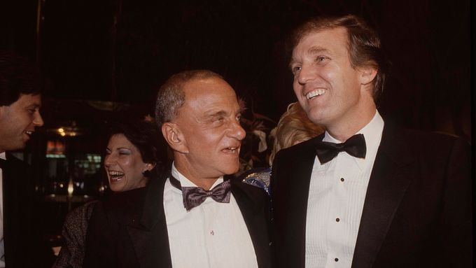 Roy Cohn a Donald Trump při otevření Trump Tower v roce 1983.