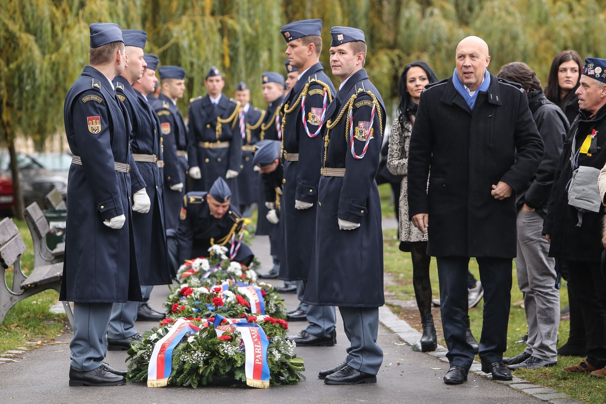 Odhalení pamětní desky Čechoslovákům bojujícím v RAF na památníku na Klárově v Praze