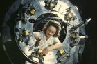 Za války v USA nastoupilo mnoho žen do továren, aby pomohly válečnému průmyslu. Tato dívka montuje motor bombardéru B-25 Mitchell v kalifornském Inglewoodu (rok 1942).
