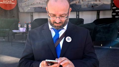 "Dobrý den, pane Sterziku." Vidlák si řekl o peníze na uhlí a klavír, to neměl dělat