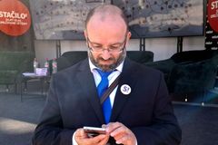 "Dobrý den, pane Sterziku." Vidlák si řekl o peníze na uhlí a klavír, to neměl dělat