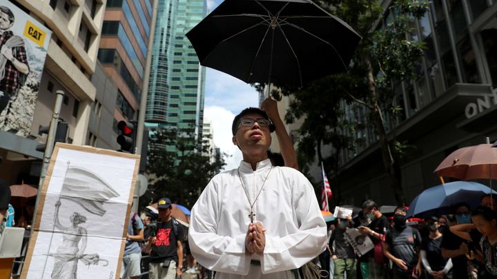 I přes zákaz protestují v Hongkongu tisíce lidí, maskují se jako náboženské procesí
