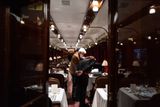 Vnitřek jídelního vozu Orient Expresu.