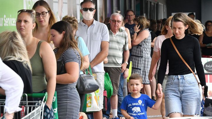 Co všechno vytáčí Čechy při nakupování: pokladní a ostatní nakupující; Zdroj foto: AAP Image/Darren England via REUTERS