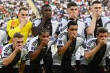 Německý tým na sebe strhl pozornost už před úvodním hvizdem, protože při týmové fotce si hráči zakryli ústa.