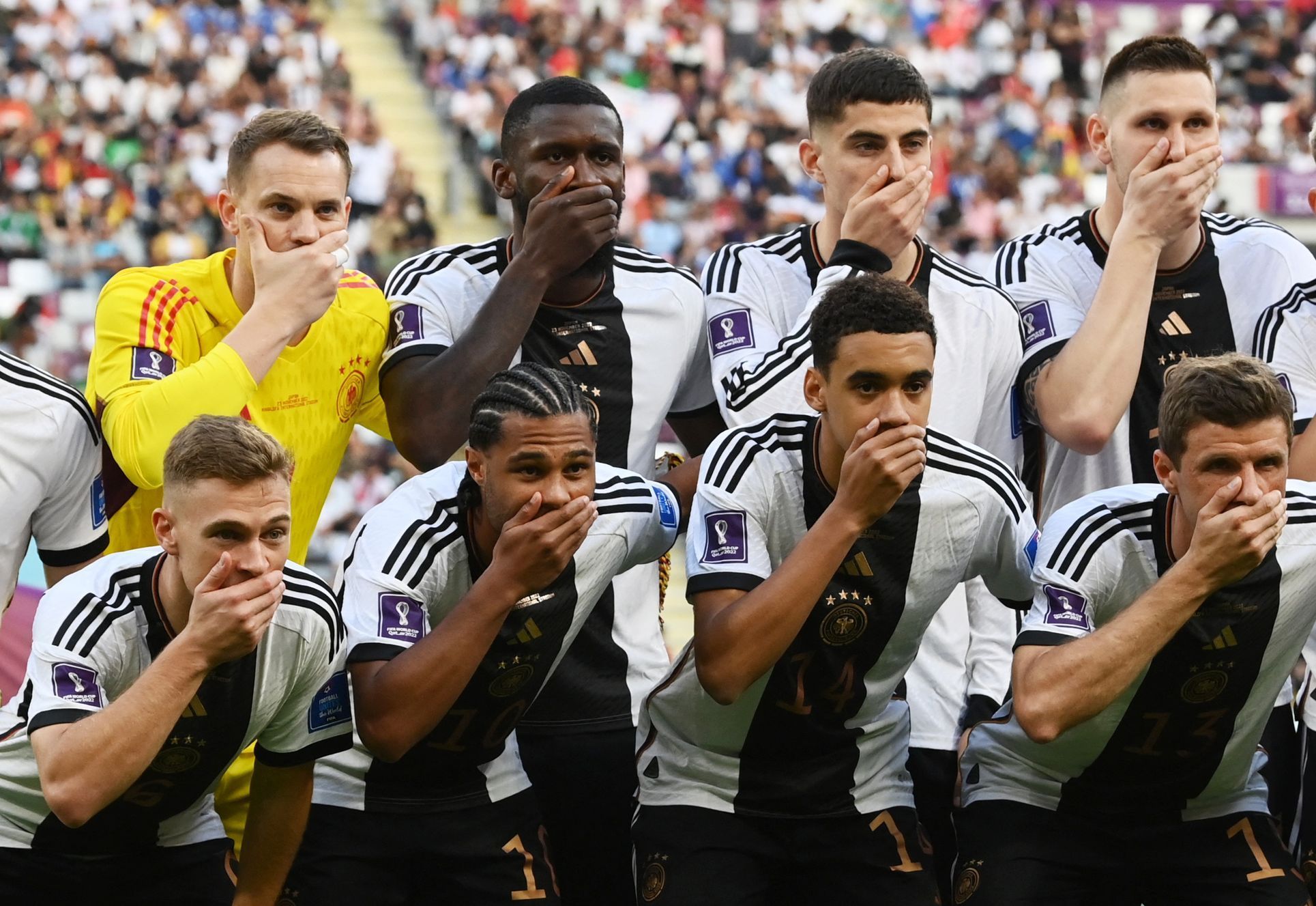 Němci si na fotografii před zápasem s Japonci zakryli ústa