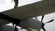 Člen americké národní gardy se prochází po křídle letadla C-130 J před výstavou ve Francii.