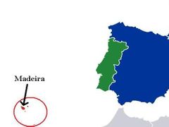 Madeira leží v Atlantském oceánu necelých 900 km od Portugalska.