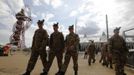 Members of the armed forces take a tour of the Olympic Park in Stratford, the location of the London 2012 Olympic Games, in east London July 15, 2012. London's Olympic Games is not threatened by a major security contractor's failure to find enough staff, ministers and the head of the city's organising committee said on Sunday, seeking to quell a political storm ahead of athletes' arrival. REUTERS/Andrew Winning (BRITAIN - Tags: SPORT OLYMPICS MILITARY POLITICS) Published: Čec. 15, 2012, 4:06 odp.