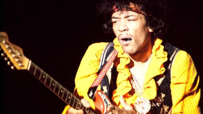 Žvýkající Jimi Hendrix zahrál část sóla ve skladbě Hey Joe v Monterey zubama.
