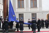 Miloš Zeman nechal jako první český prezident vyvěsit na Pražském hradě vlajku EU. (3. 4. 2013)