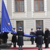 Fotogalerie k chystané grafice Zeman 2018 / Vyvěšení vlajky EU na Pražském hradě - 3. 4. 2013.