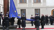 Miloš Zeman nechal jako první český prezident vyvěsit na Pražském hradě vlajku EU. (3. 4. 2013)