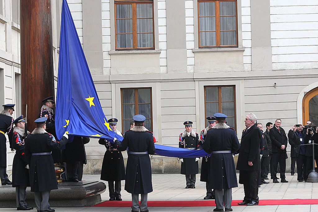 Vlajka EU na hradě