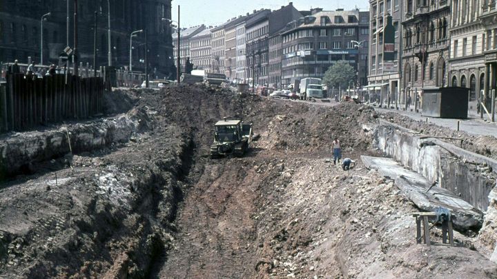 První přestupní stanice a poprvé pod Vltavou. Metro na trase A vyjelo před 45 lety