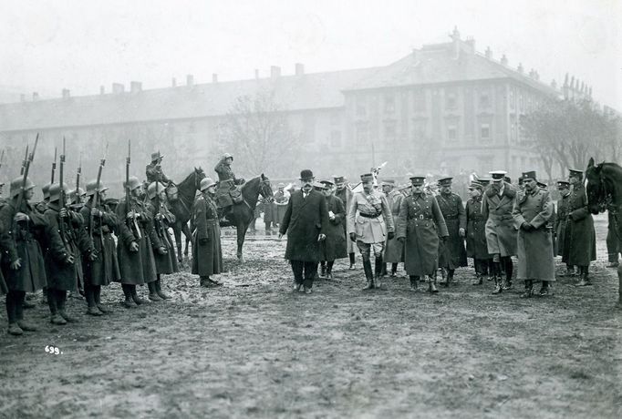 Fotografie z 28. října 1932, kdy se před Invalidovnou konala podzimní přehlídka vojska.