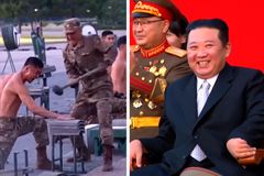 Brutální Kimova show obletěla svět. Vojáci se mlátili holemi po hlavě a do prstů