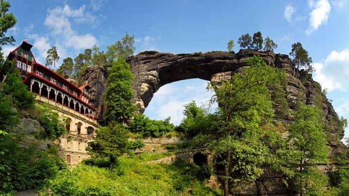 Tipy na výlety v Ústeckém kraji: Malebné zámky nad údolím Labe nebo Pravčická brána; Zdroj foto: Shutterstock