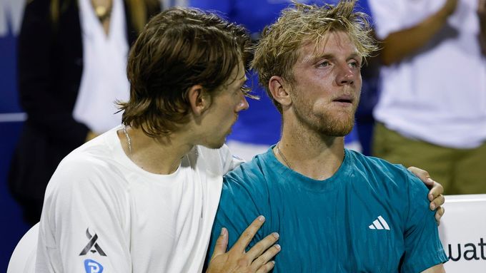 Alex de Minaur utěšuje Alejandra Davidoviche Fokinu po nedávném finále ve Washingtonu.