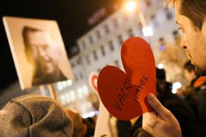 Výročí úmrtí Václava Havla obrazem. Lidé uctili prezidentovu památku pochodem i stovkami srdcí