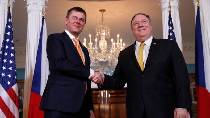 Kdyby si Petříček třásl rukou s Lavrovem, mohl se těšit přízni Zemana. (Český ministr zahraničí se svým bývalým americkým protějškem Mikem Pompeem).