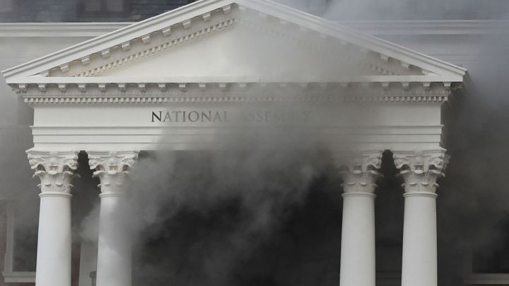 Foto: Ničivý požár jihoafrického parlamentu. V budově se objevily praskliny; Zdroj foto: Reuters