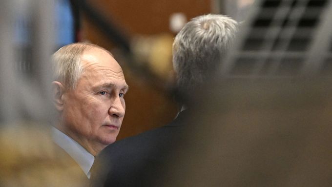 Od falešných zpráv o Putinově úmrtí se politik několikrát objevil na veřejnosti. V pondělí vystoupil na zasedání Bezpečnostní rady Ruské federace.