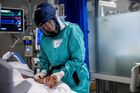 Zdravotnice v Norsku pečuje v nemocnici v Oslu o pacienta nakaženého koronavirem.