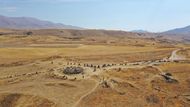 Snímek prehistorické lokality Karahunj, které se přezdívá arménské Stonehenge.