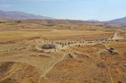 Snímek prehistorické lokality Karahunj, které se přezdívá arménské Stonehenge.