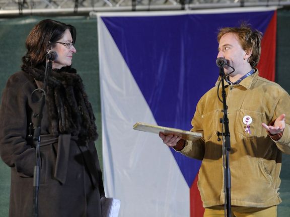 Poslankyně ODS Miroslava Němcová na pražské akci Milionu chvilek pro demokracii, na snímku vedle Mikuláše Mináře.