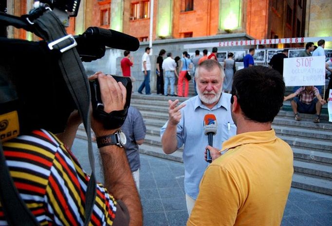 Zahájení výstavy se zúčastnil také český senátor a bývalý válečný zpravodaj Jaromír Štětina. Na snímku dává rozhovor hlavní zpravodajské televizi Rustavi 2.