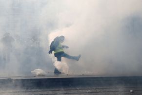 Macrone, odstup, volalo 84 000 žlutých vest. Lidé protestovali desátou sobotu v řadě