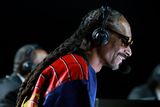 Přestože se exhibiční bitva Tysona s Jonesem v hale Staples Center v Los Angeles musela obejít bez diváků, příznivci u televizních obrazovek si přišli na své. Před největším tahákem večera je bavil například DJ Snoop Dogg.