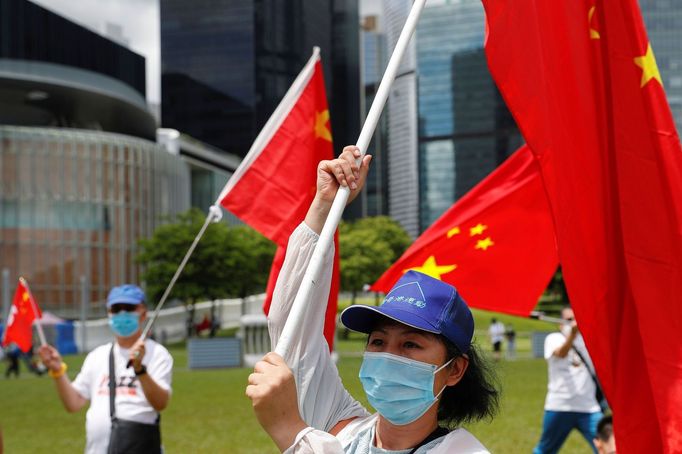 Nový národně bezpečnostní zákon dává Číně možnost potrestat opozici a demonstranty v Hongkongu. Tisíce lidí přesto protestují.