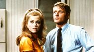 Snímek z filmu Bosé nohy v parku (1967) s Robertem Redfordem a Jane Fondovou.
