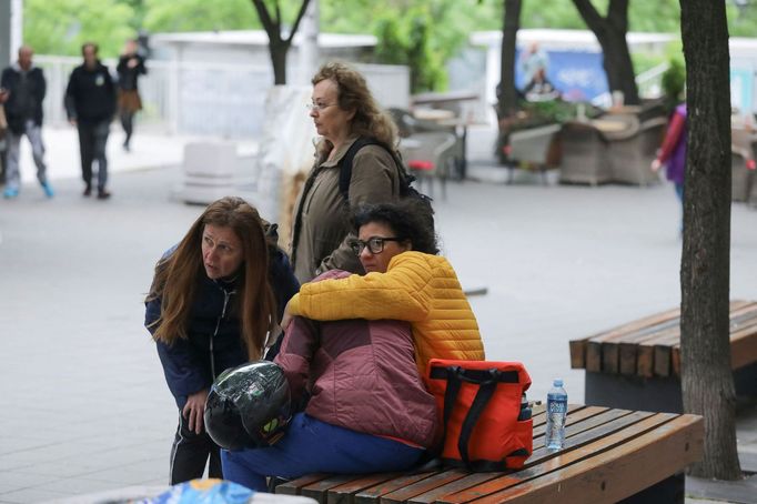 Podle dostupných informací několik žáků a také jedna z učitelek utrpěli zranění. Osm dětí nepřežilo.