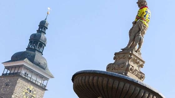 České Budějovice sklátila hokejová horečka. Do dresu Motoru už je oblečena také socha Samsona na náměstí v centru města. Motor v těchto dnech bojuje v baráži o návrat do extraligy.