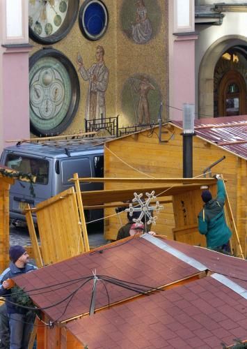 Poničené vánoční trhy na náměstí v Olomouci