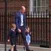 Britové oslavují nového královského potomka. Princ William navštívil porodnici i s dětmi