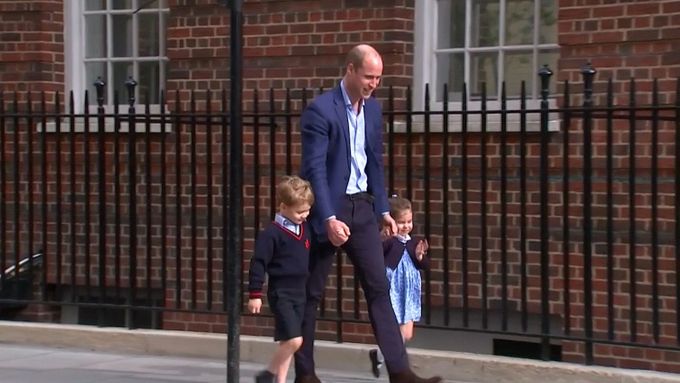Britové oslavují nového královského potomka. Princ William navštívil porodnici i s dětmi